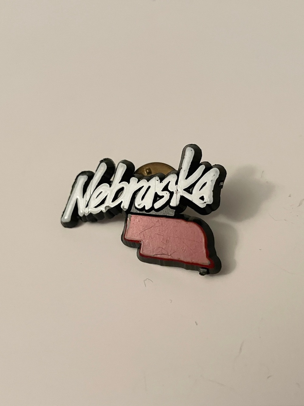 Vintage Nebraska State Map Script Hard Plastic Lapel Pin - Picture 11 of 11